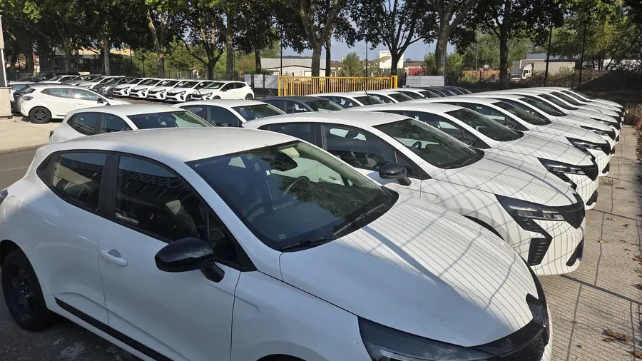 Une partie des véhicules de courtoisie de la Carrosserie des Chartrons, alignés sur le parking de l'atelier